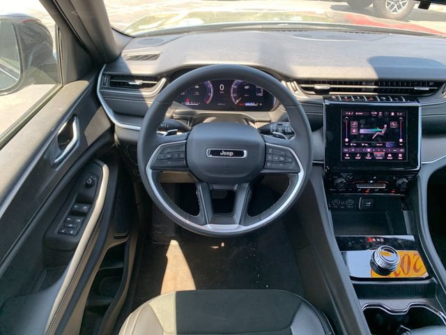 Used 2025 Jeep Grand Cherokee Altitude AWD/4WD image 16