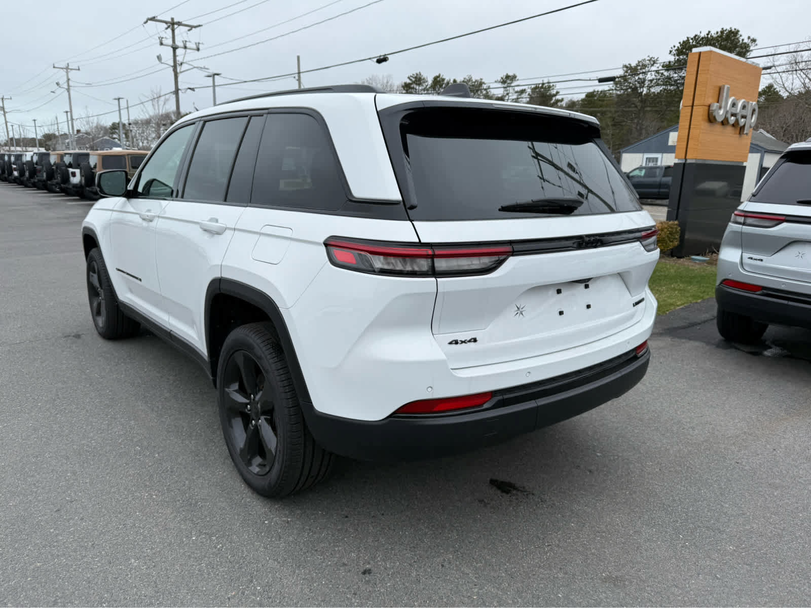 Used 2025 Jeep Grand Cherokee Limited w/ Black Appearance Package AWD/4WD image 6