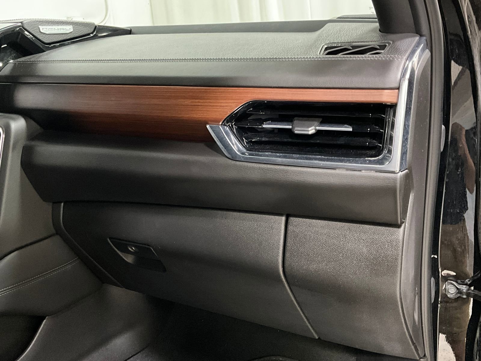 Used 2025 GMC Yukon XL Denali image 16