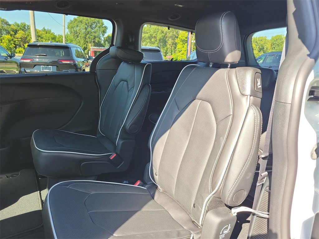 New 2026 Chrysler Pacifica Limited image 11