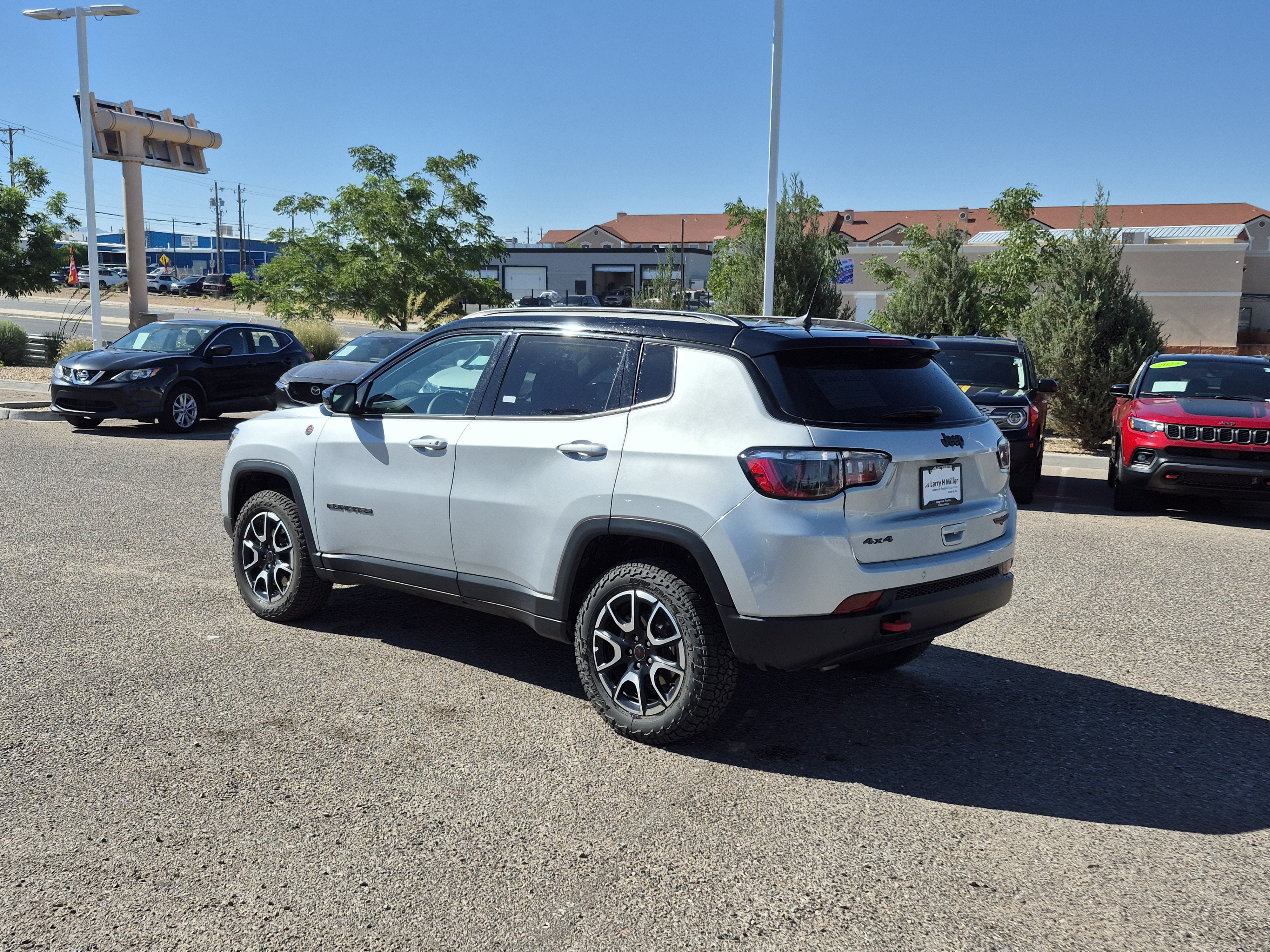 Used 2025 Jeep Compass Trailhawk AWD/4WD image 3