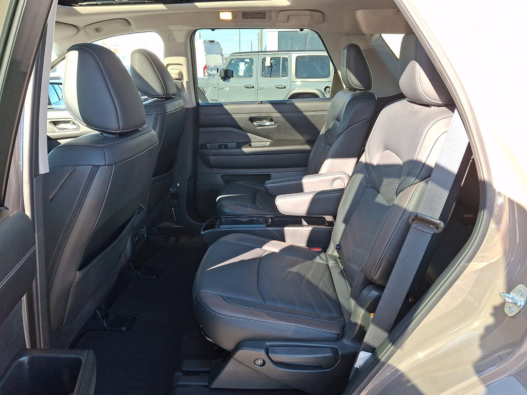 Used 2023 Nissan Pathfinder Platinum image 18