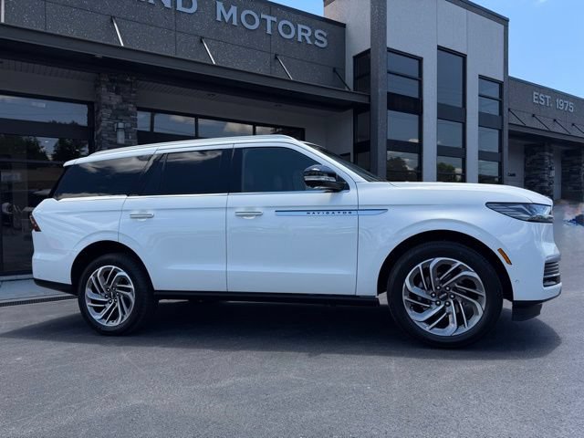 Used 2025 Lincoln Navigator Reserve AWD/4WD image 2
