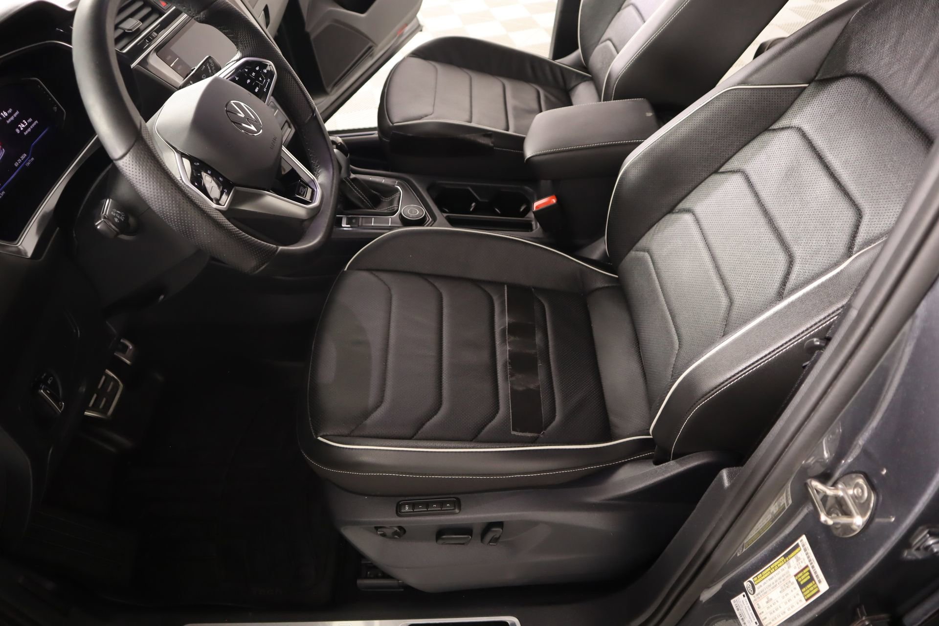 Used 2024 Volkswagen Tiguan SEL R-Line image 11