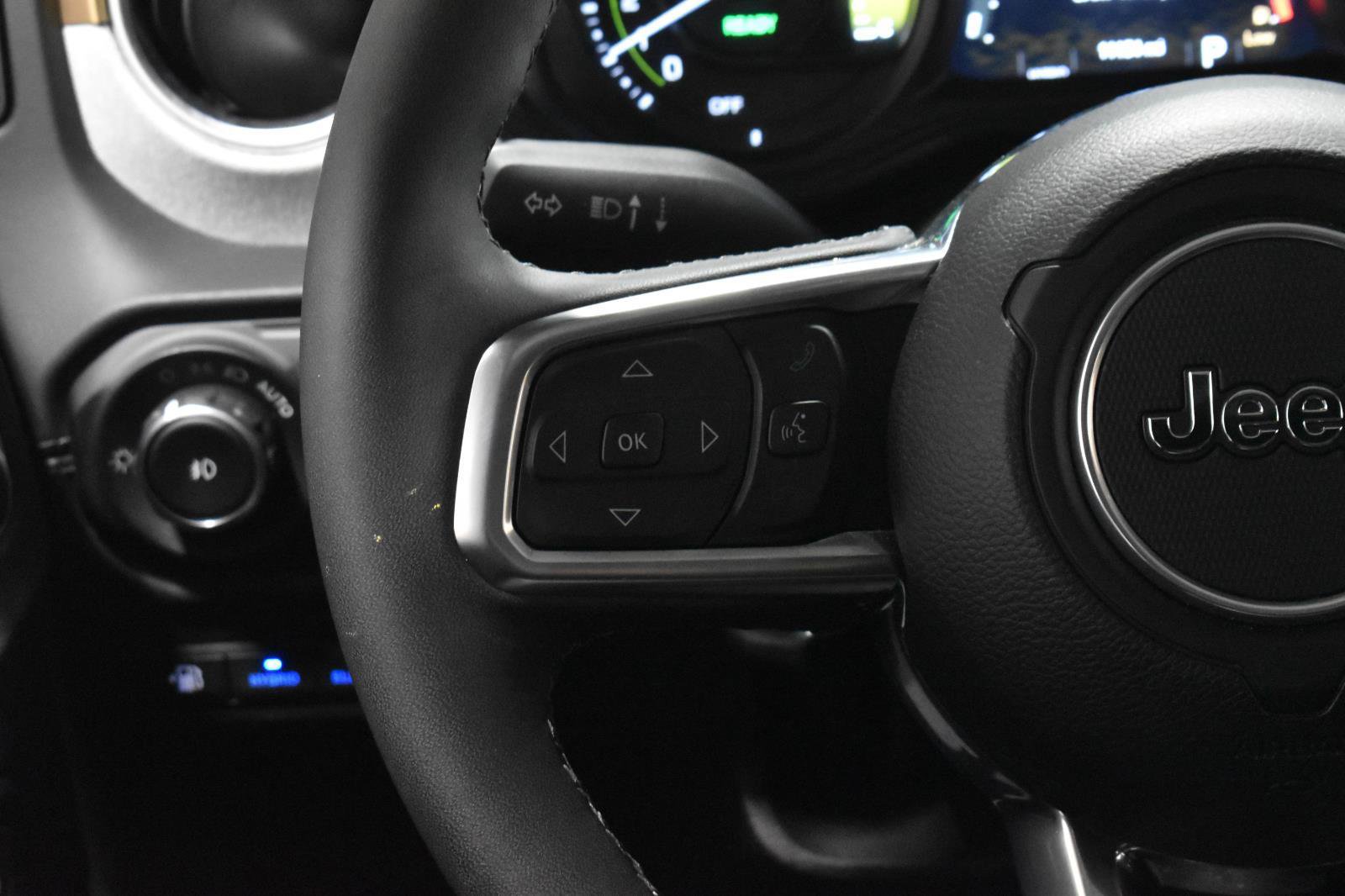 Used 2025 Jeep Wrangler Sahara image 8