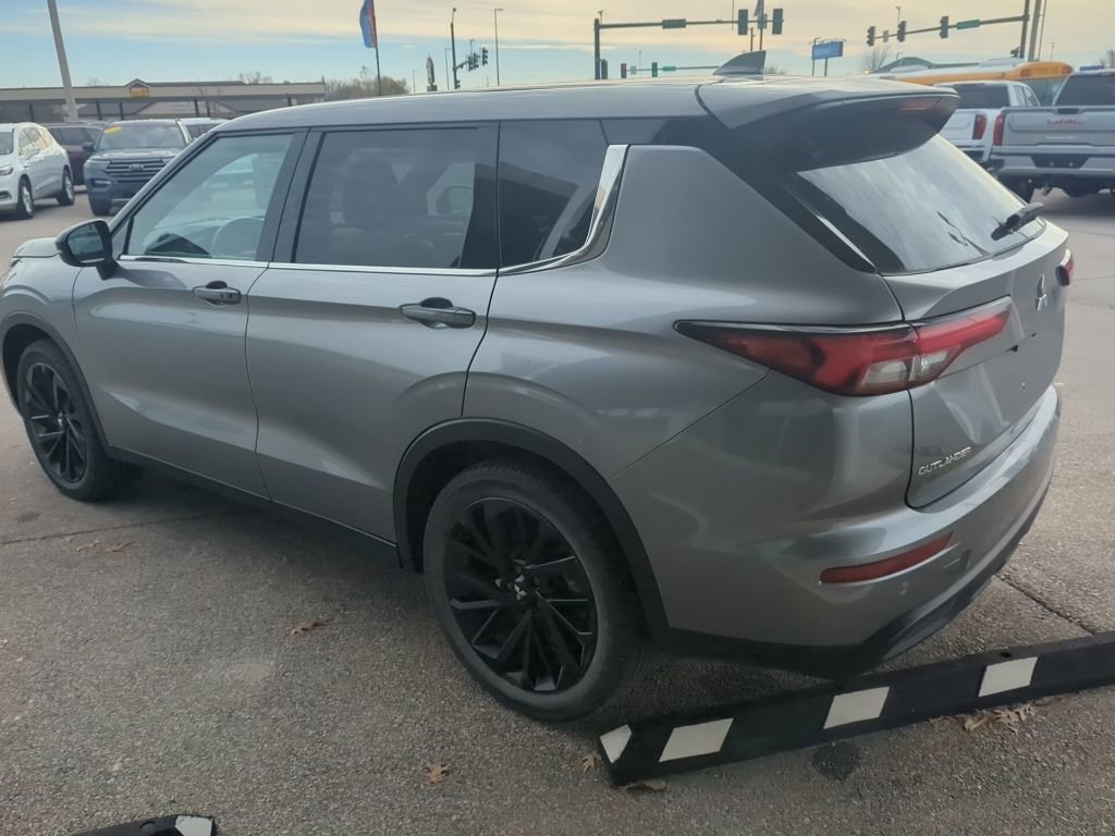 Used 2022 Mitsubishi Outlander SE image 5