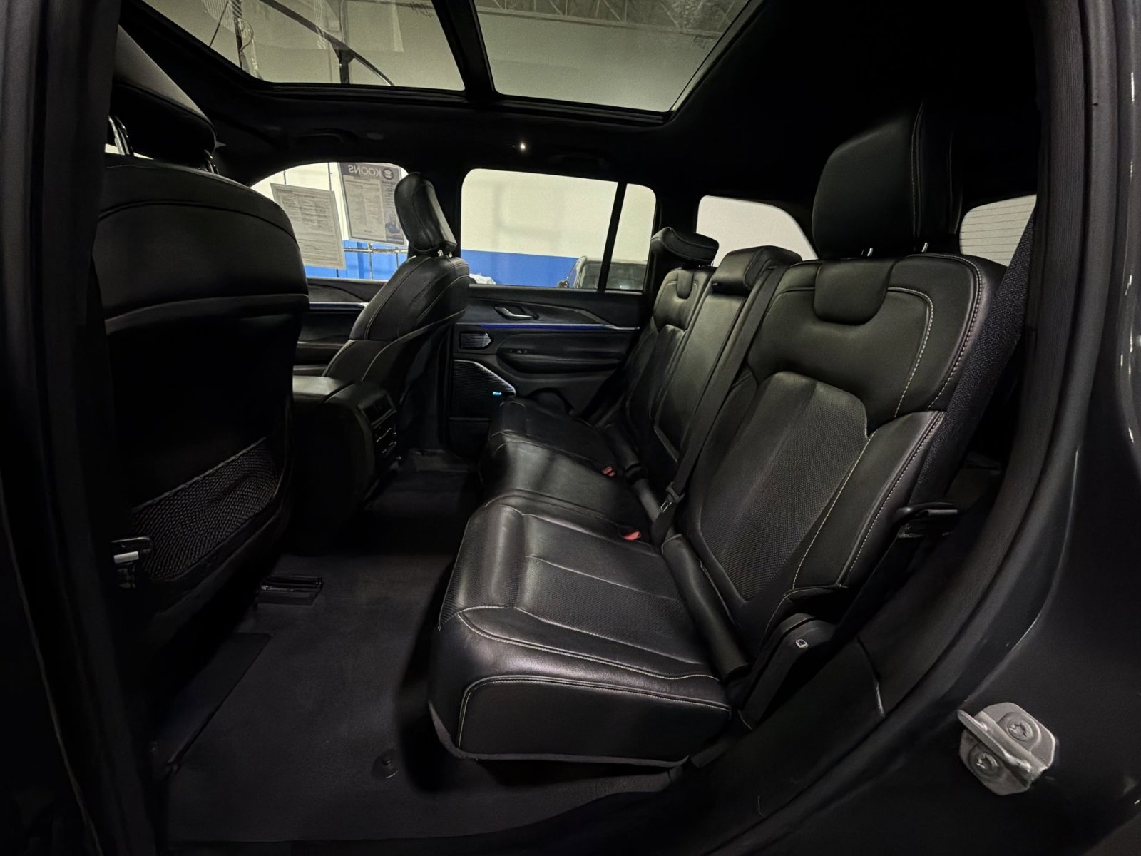 Used 2022 Jeep Grand Cherokee Overland AWD/4WD image 38