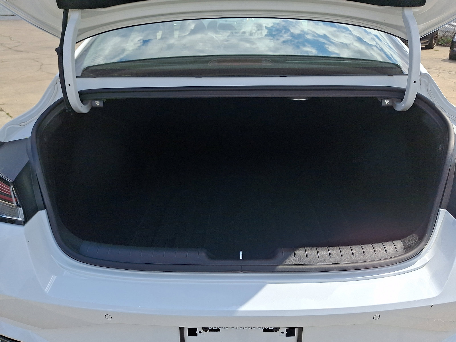 Certified 2022 Hyundai Elantra Limited w/ Winter Weather Package image 30