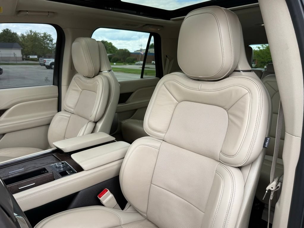 Used 2019 Lincoln Navigator Reserve AWD/4WD image 11
