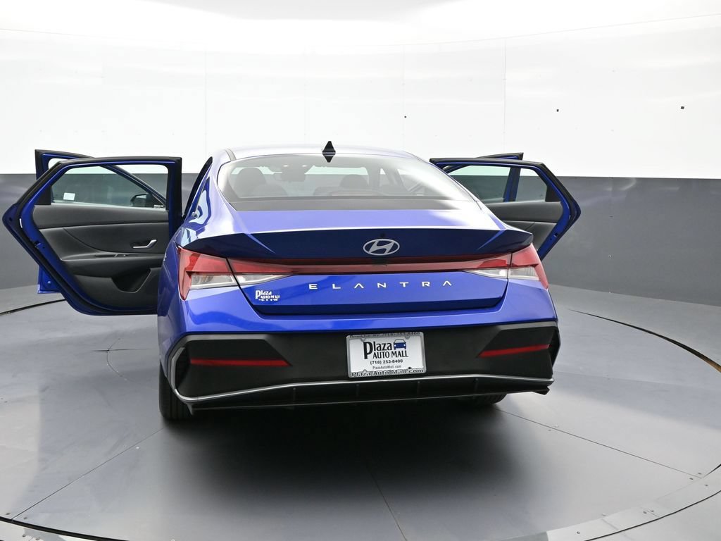 Certified 2025 Hyundai Elantra SE FWD image 46
