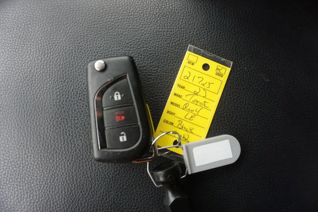 Used 2023 Toyota RAV4 LE AWD/4WD image 18