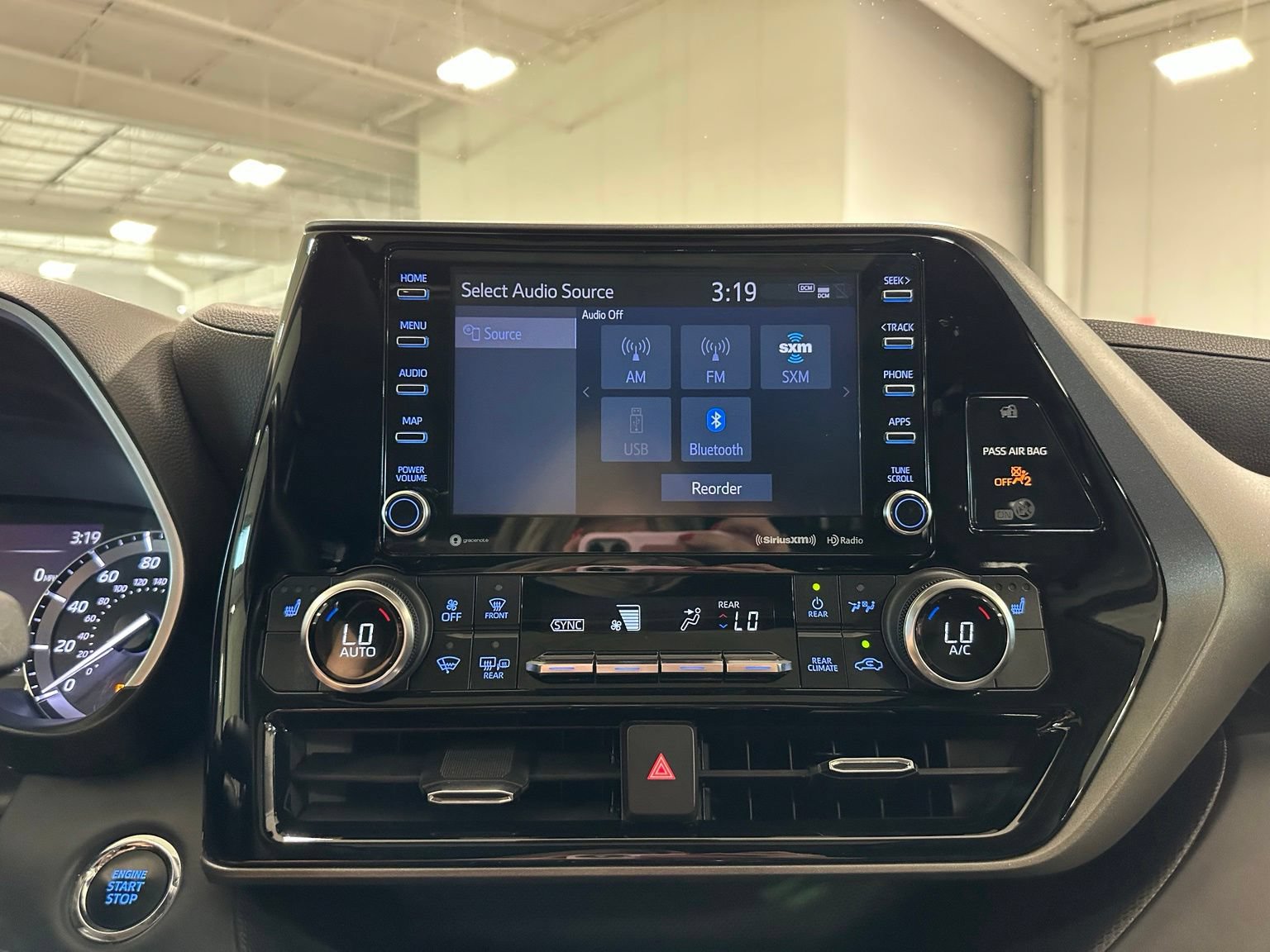 Used 2022 Toyota Highlander XLE FWD image 27
