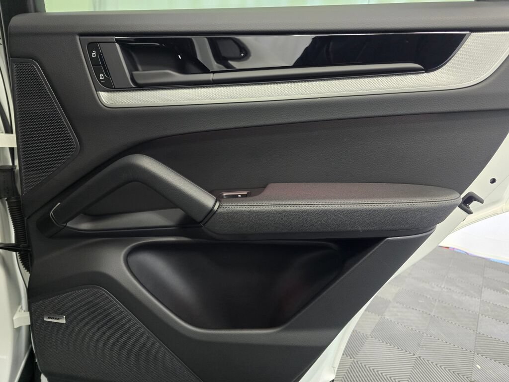 Certified 2025 Porsche Cayenne Coupe AWD/4WD image 27