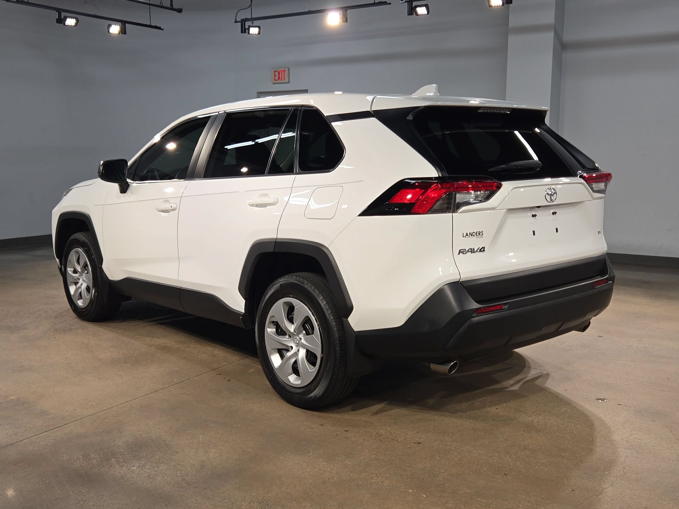Used 2022 Toyota RAV4 LE FWD image 5