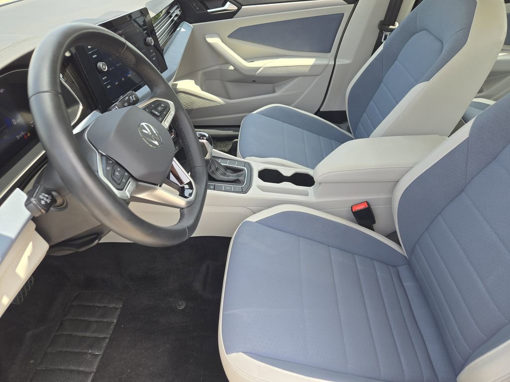 Used 2025 Volkswagen Jetta SE FWD image 14
