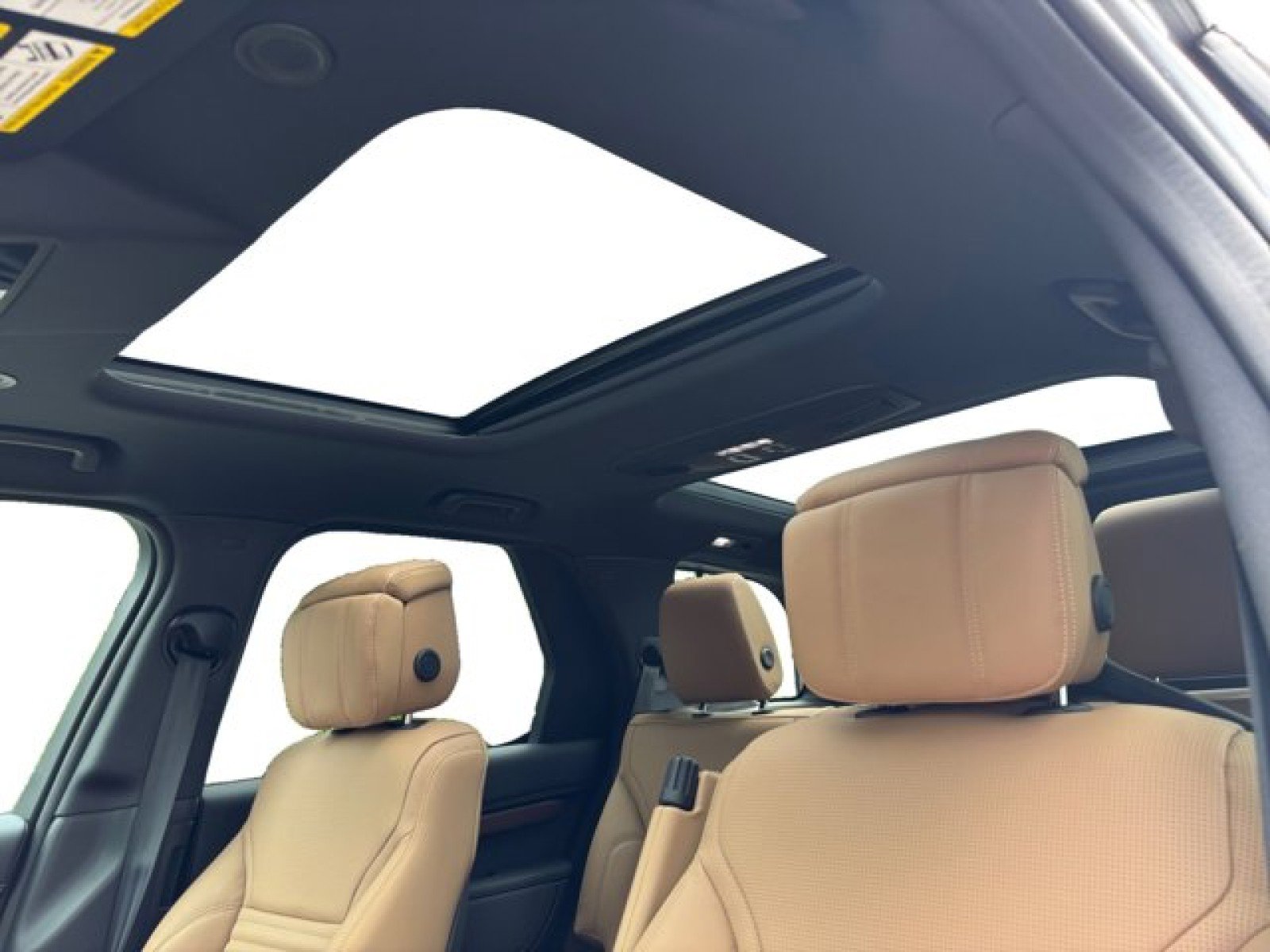 New 2025 Land Rover Discovery Dynamic SE image 12