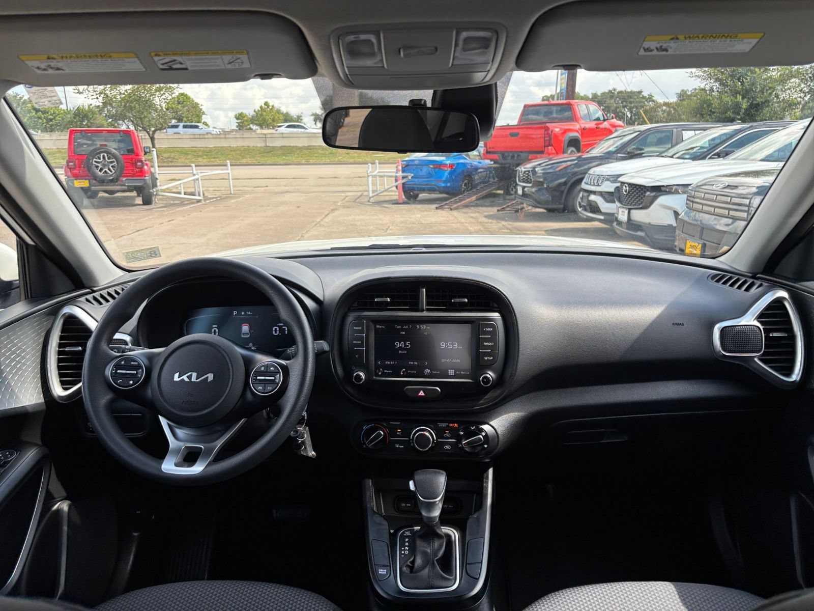 Used 2025 Kia Soul LX w/ LX Technology Package FWD image 31