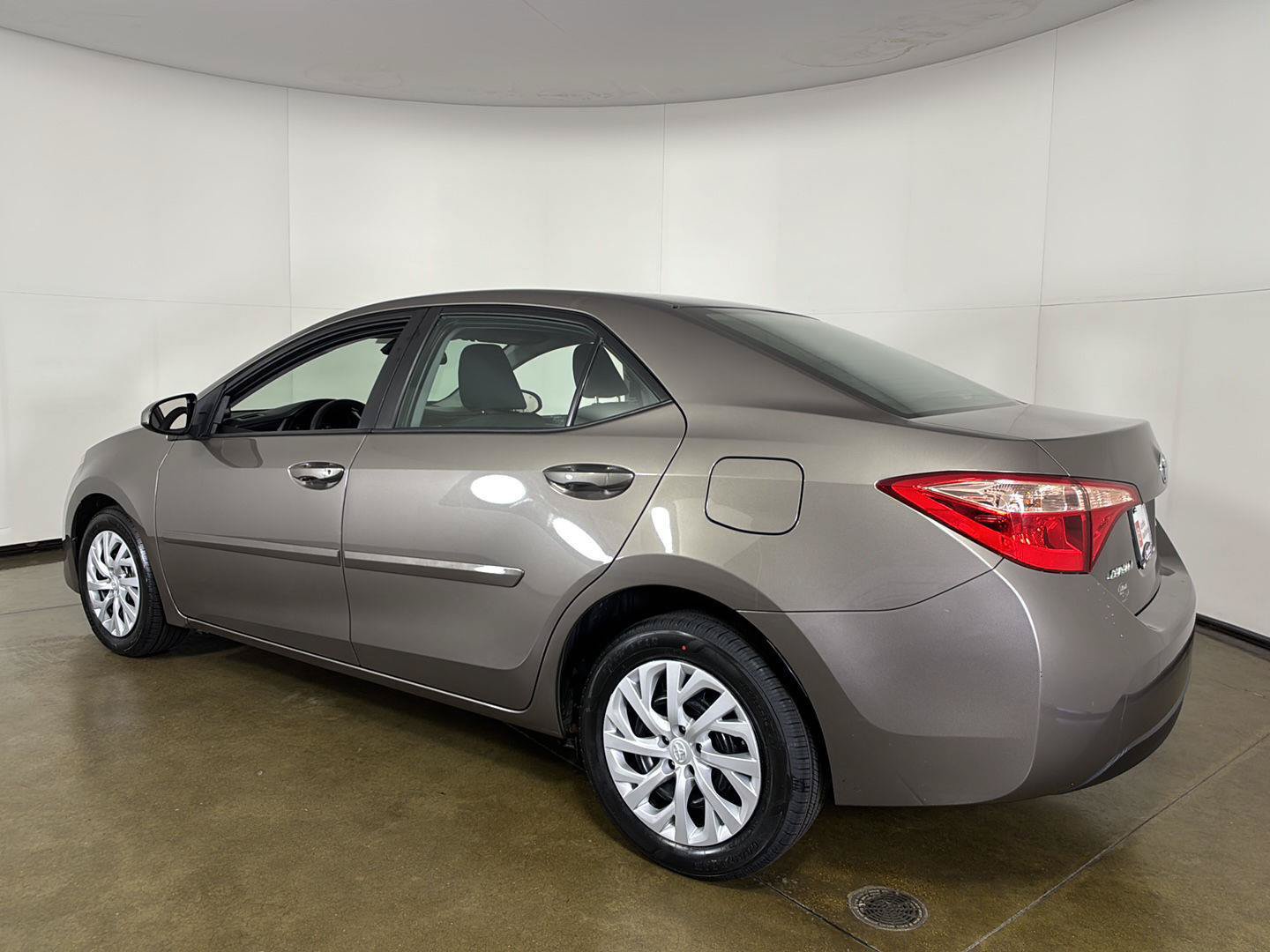 Used 2018 Toyota Corolla LE FWD image 21