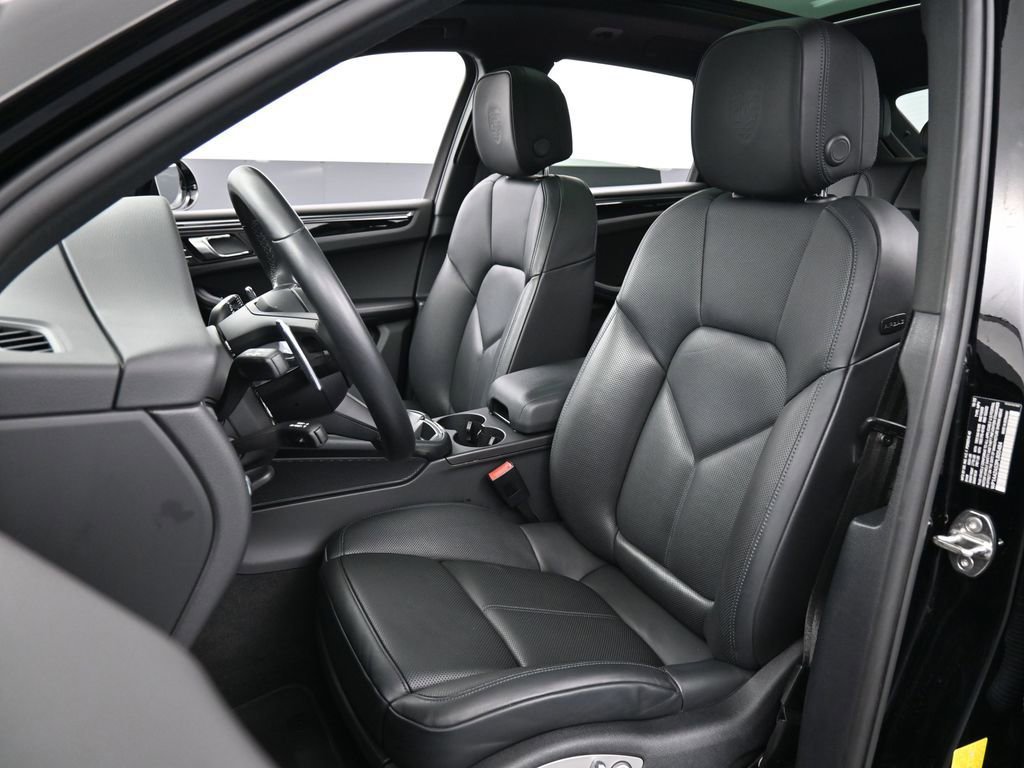 Certified 2023 Porsche Macan Turbo image 5