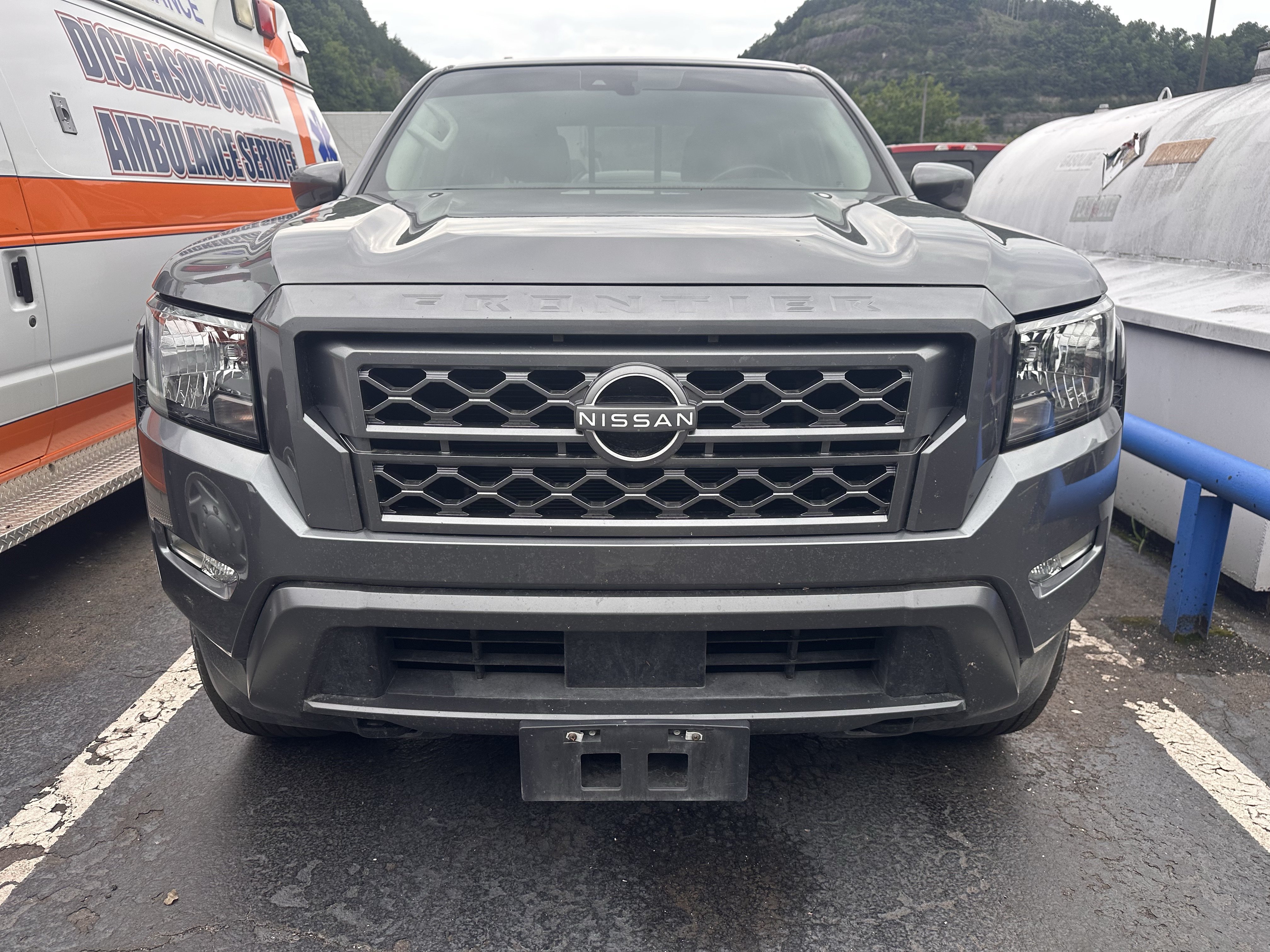 Used 2022 Nissan Frontier SV AWD/4WD image 2