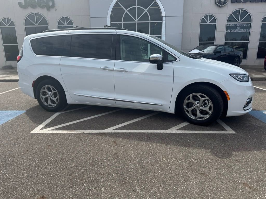 Used 2023 Chrysler Pacifica Limited image 2