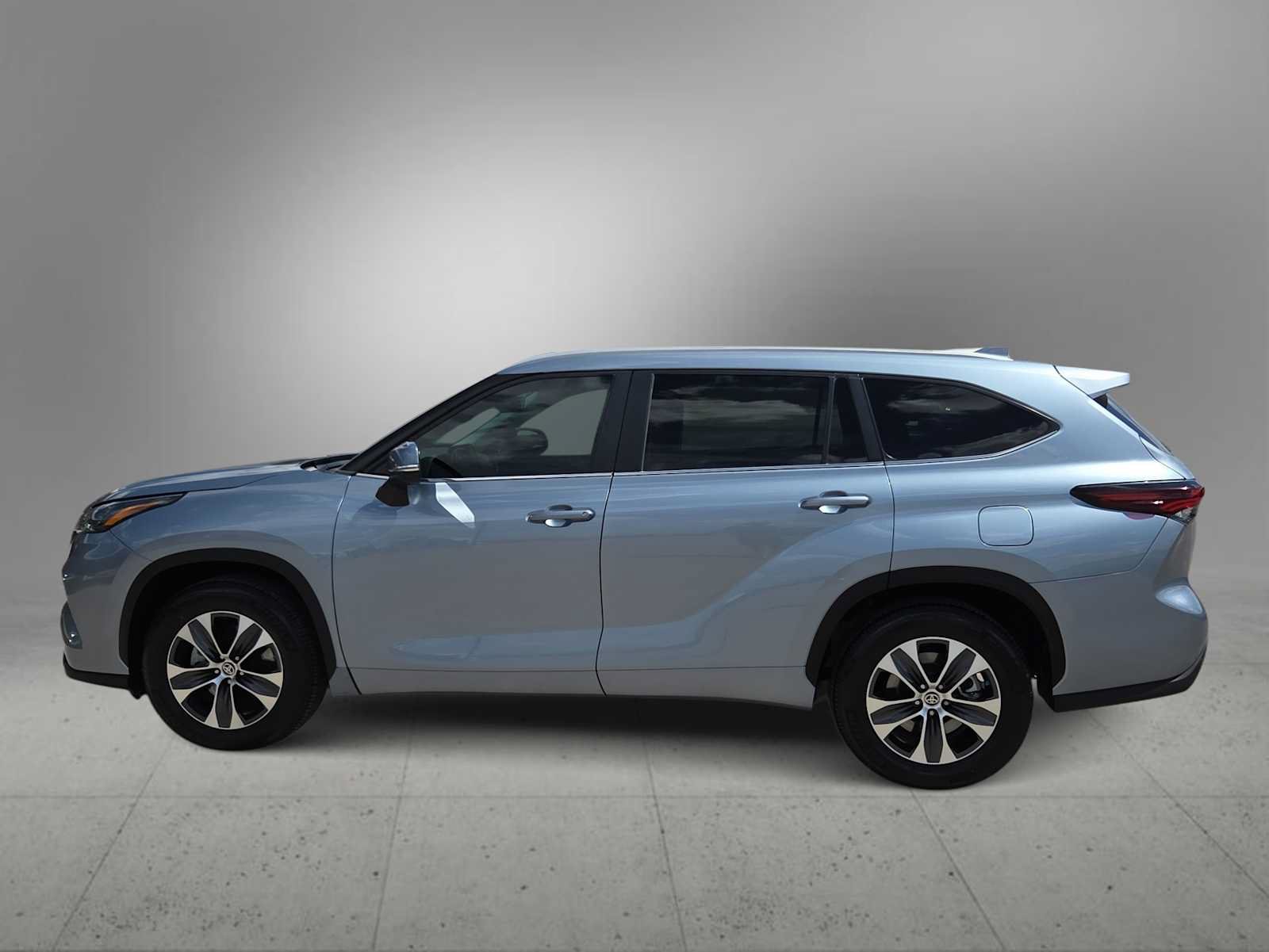 Used 2024 Toyota Highlander XLE FWD image 5