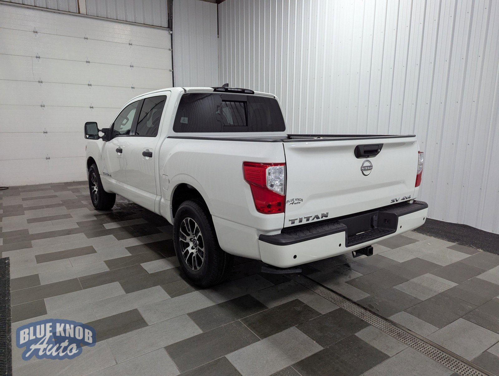 Used 2024 Nissan Titan SV w/ SV Convenience Package image 2