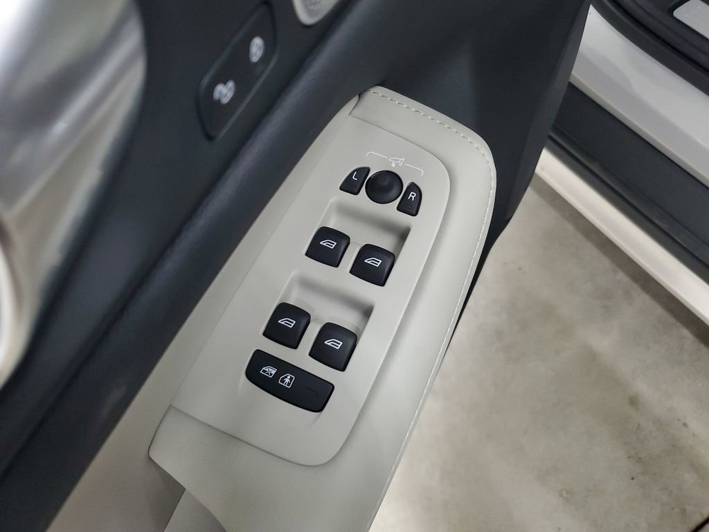 New 2025 Volvo V60 B5 Cross Country Ultra w/ Protection Package Premier image 22