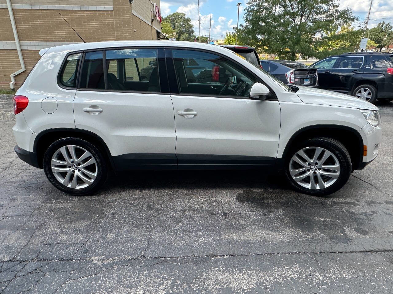 Used 2011 Volkswagen Tiguan SE image 9