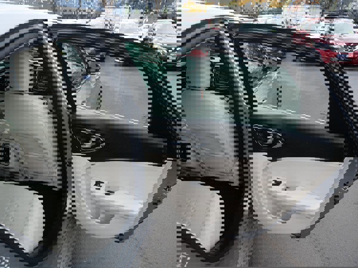 Used 2015 Chrysler 200 Limited w/ Convenience Group image 31