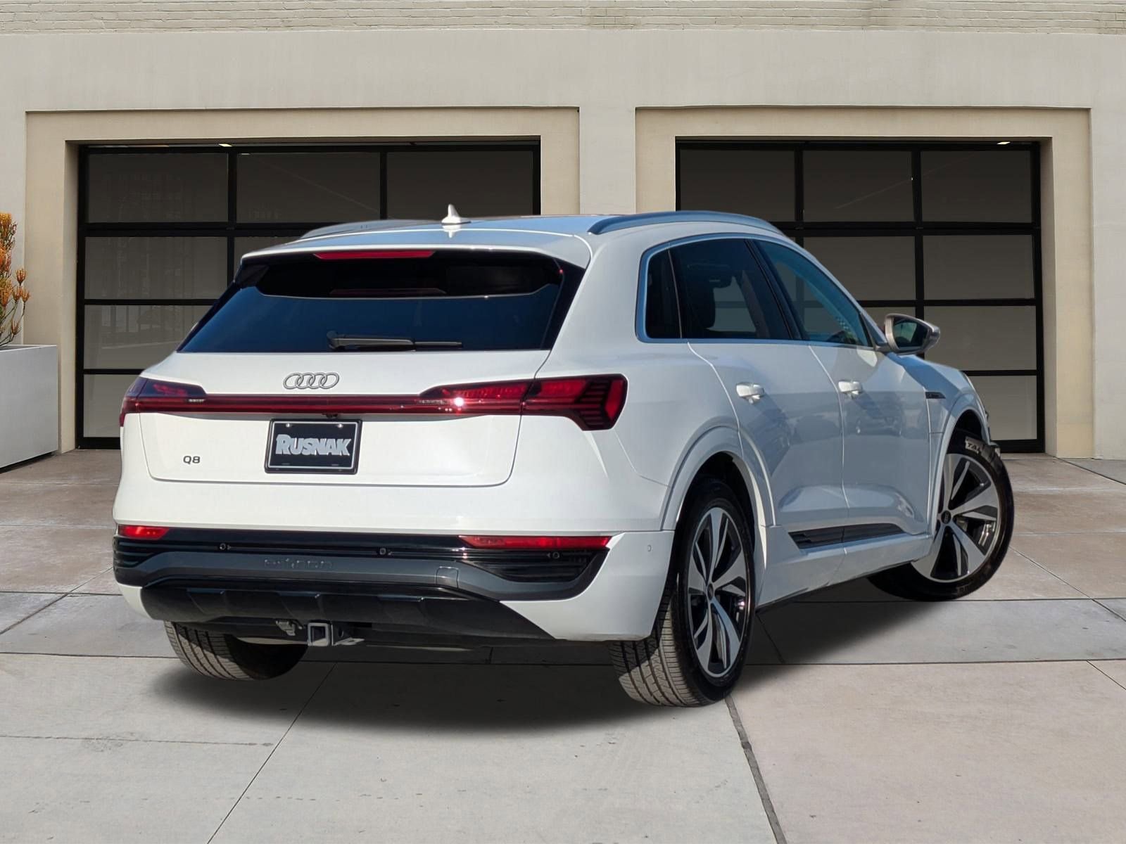 Used 2024 Audi Q8 e-tron Premium Plus image 4