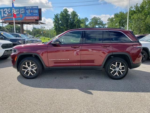 Used 2025 Jeep Grand Cherokee Limited w/ Trailer Tow Package AWD/4WD image 7