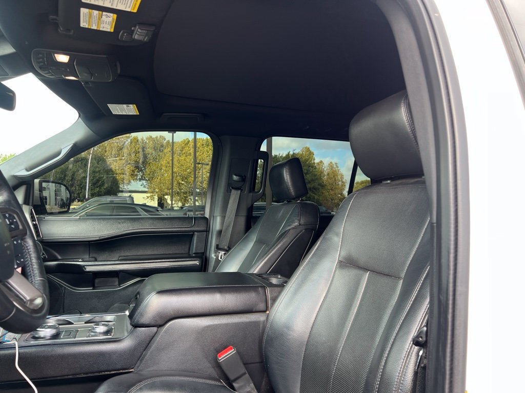Used 2018 Ford Expedition XLT w/ Equipment Group 202A AWD/4WD image 7