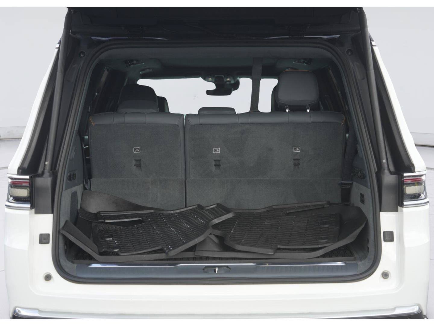 Used 2022 Jeep Grand Wagoneer Series III w/ Rear Seat Video Group 1 AWD/4WD image 35