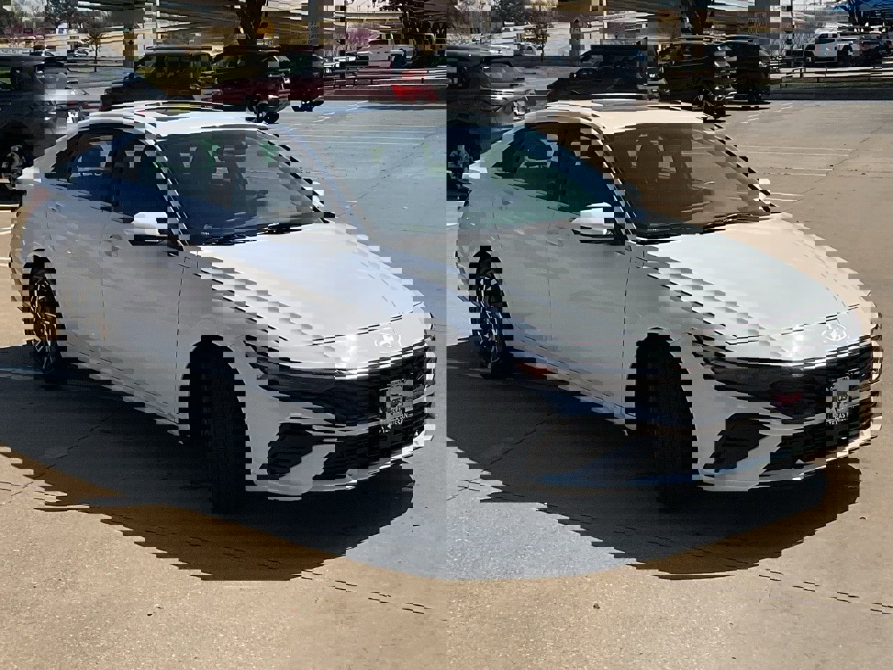 Used 2025 Hyundai Elantra SEL image 4