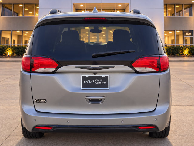 Used 2020 Chrysler Pacifica Touring-L w/ S Appearance Package FWD image 5