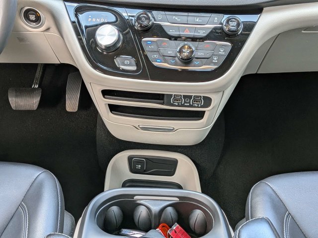 Used 2024 Chrysler Pacifica Touring-L FWD image 20
