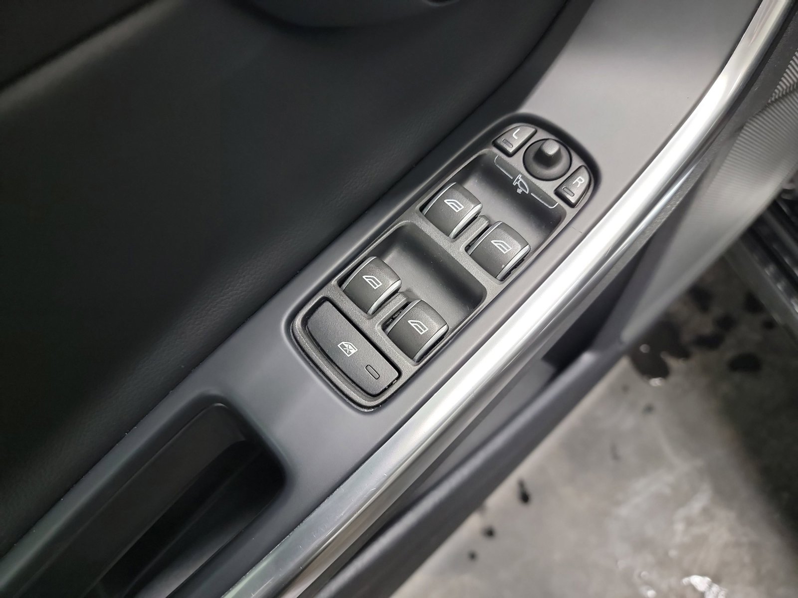 Used 2018 Volvo S60 T5 Inscription Platinum image 14