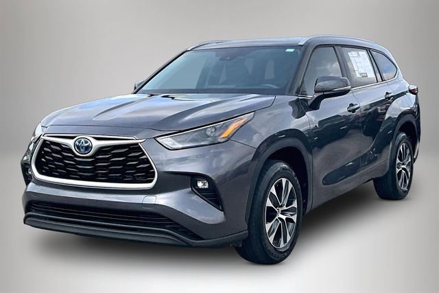 Used 2024 Toyota Highlander XLE FWD image 2