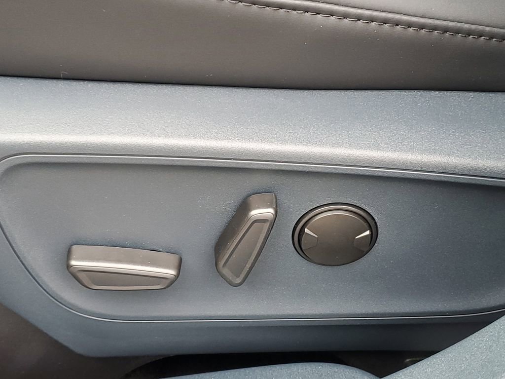 New 2025 Ford Maverick Lariat w/ Black Appearance Package image 8