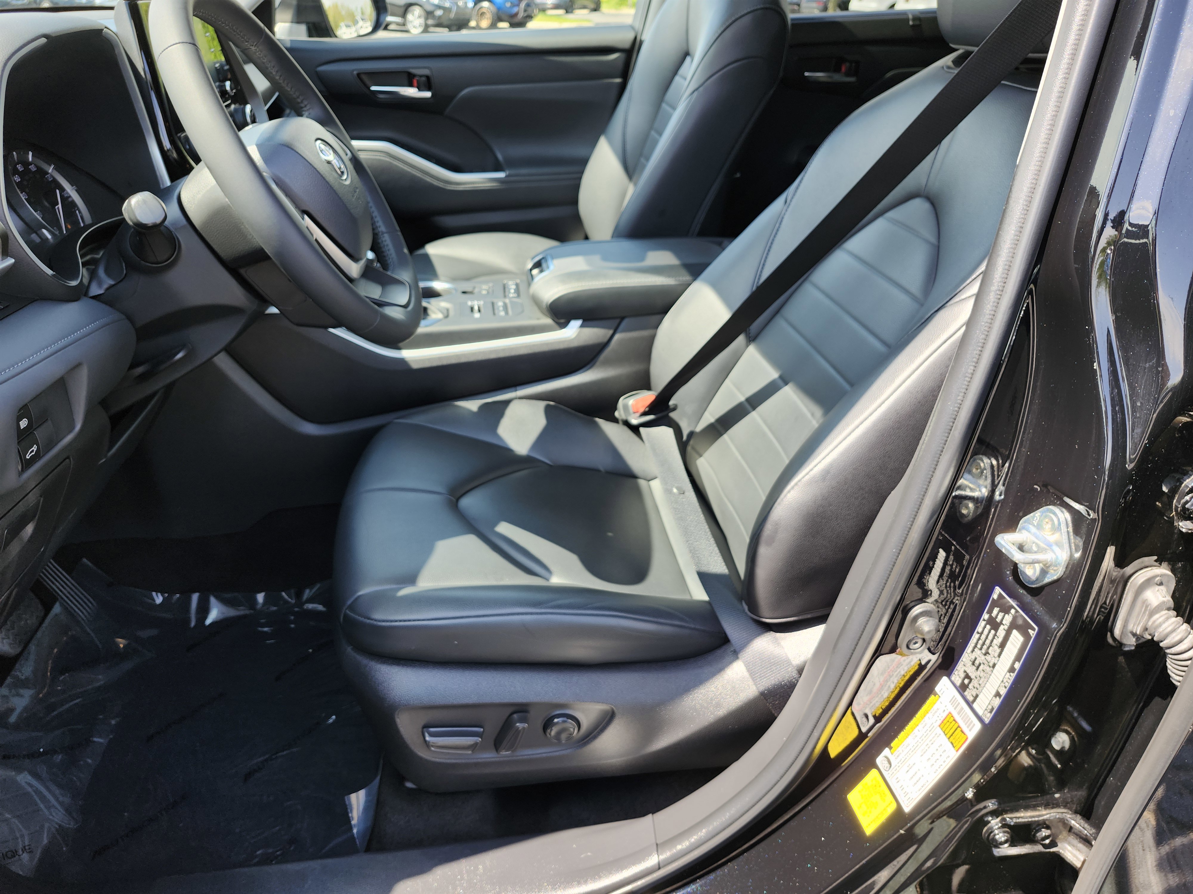 Used 2022 Toyota Highlander XLE AWD/4WD image 28