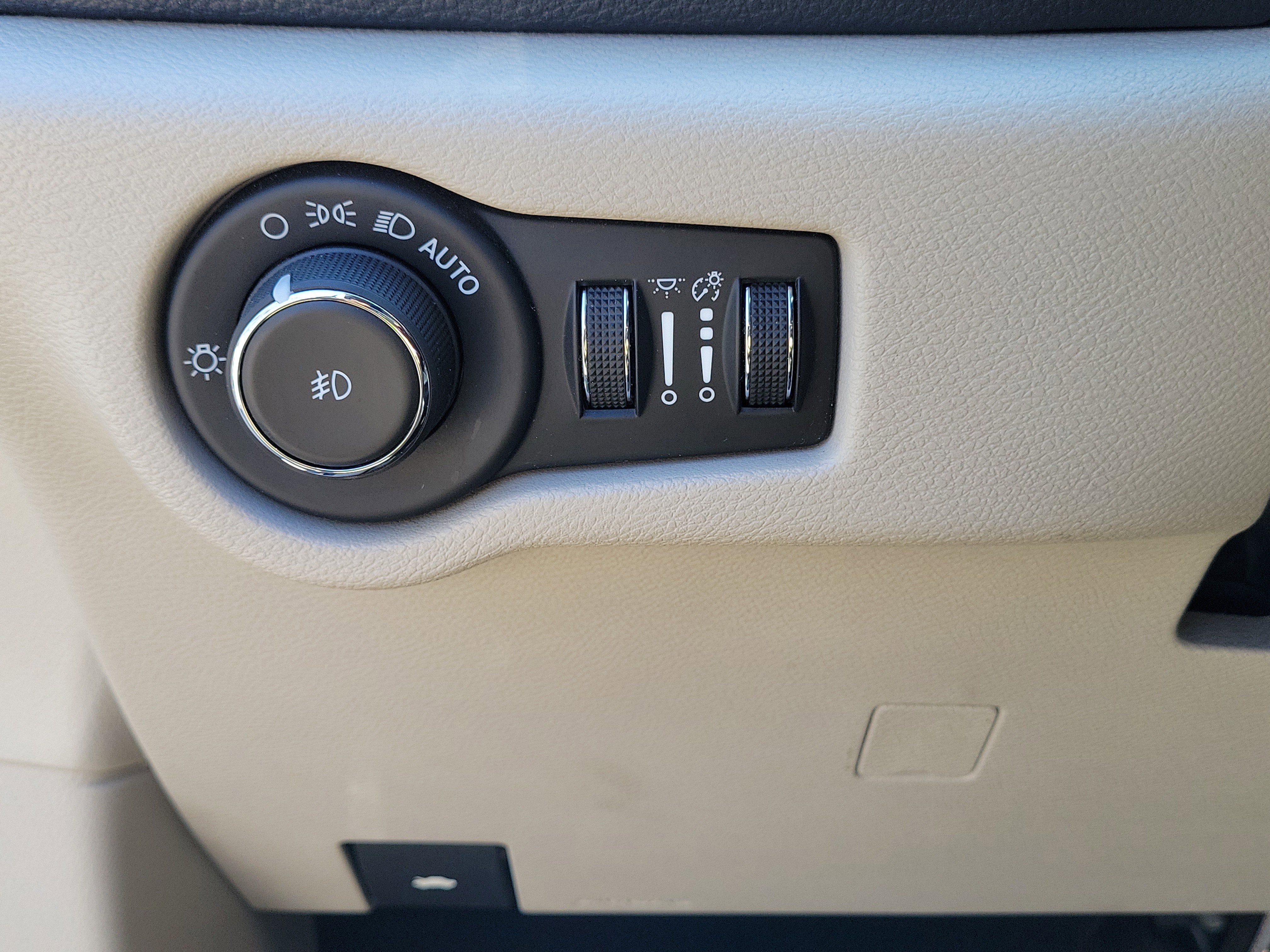 Used 2023 Chrysler Pacifica Touring-L image 21