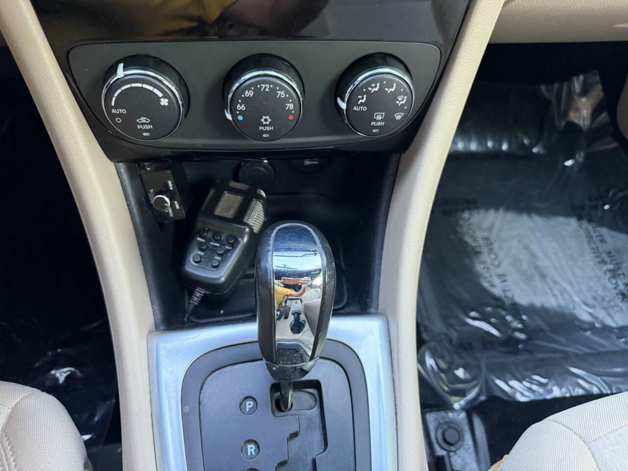 Used 2011 Chrysler 200 Touring FWD image 11