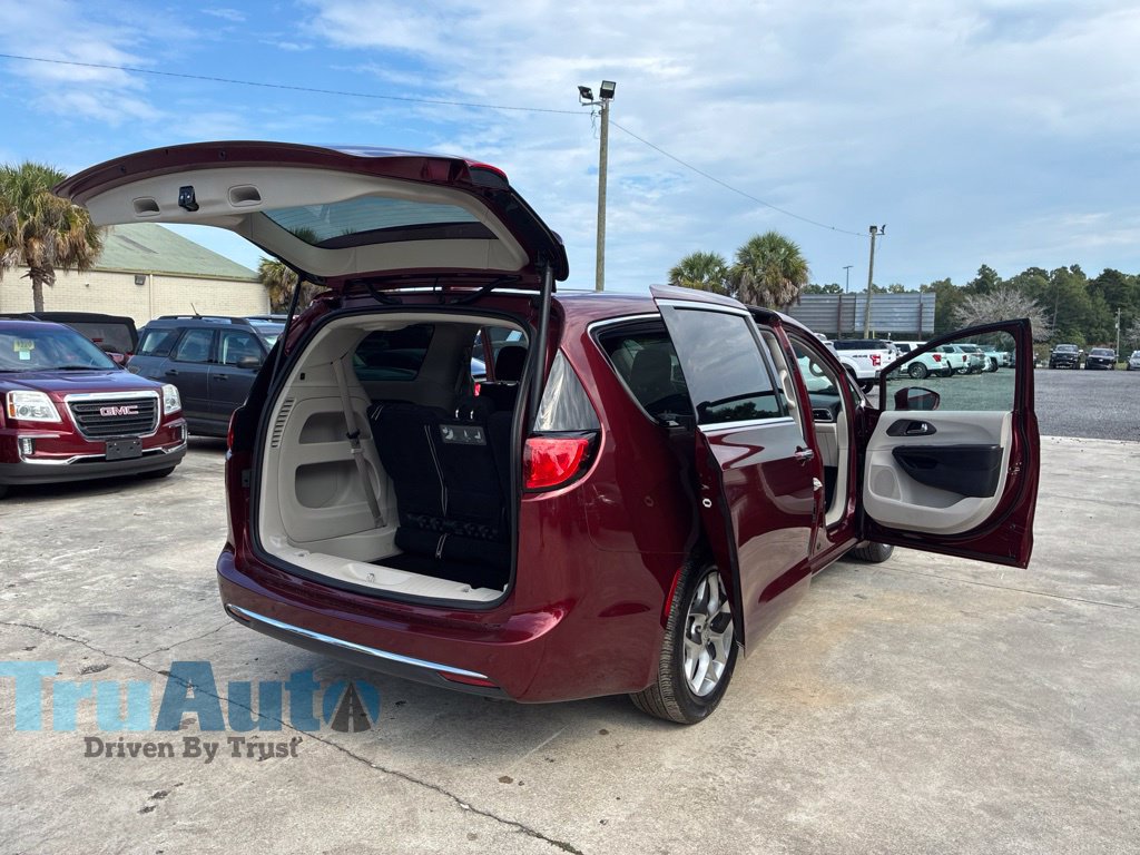 Used 2020 Chrysler Pacifica Touring w/ Tire & Wheel Group FWD image 17
