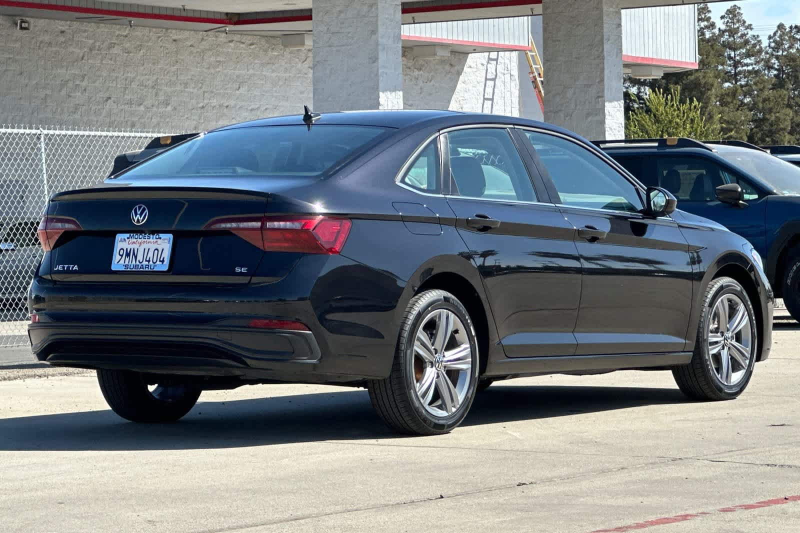 Used 2024 Volkswagen Jetta SE FWD image 3