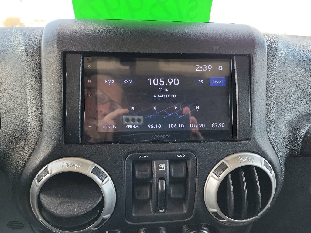 Used 2018 Jeep Wrangler Unlimited Sahara w/ Connectivity Group AWD/4WD image 13