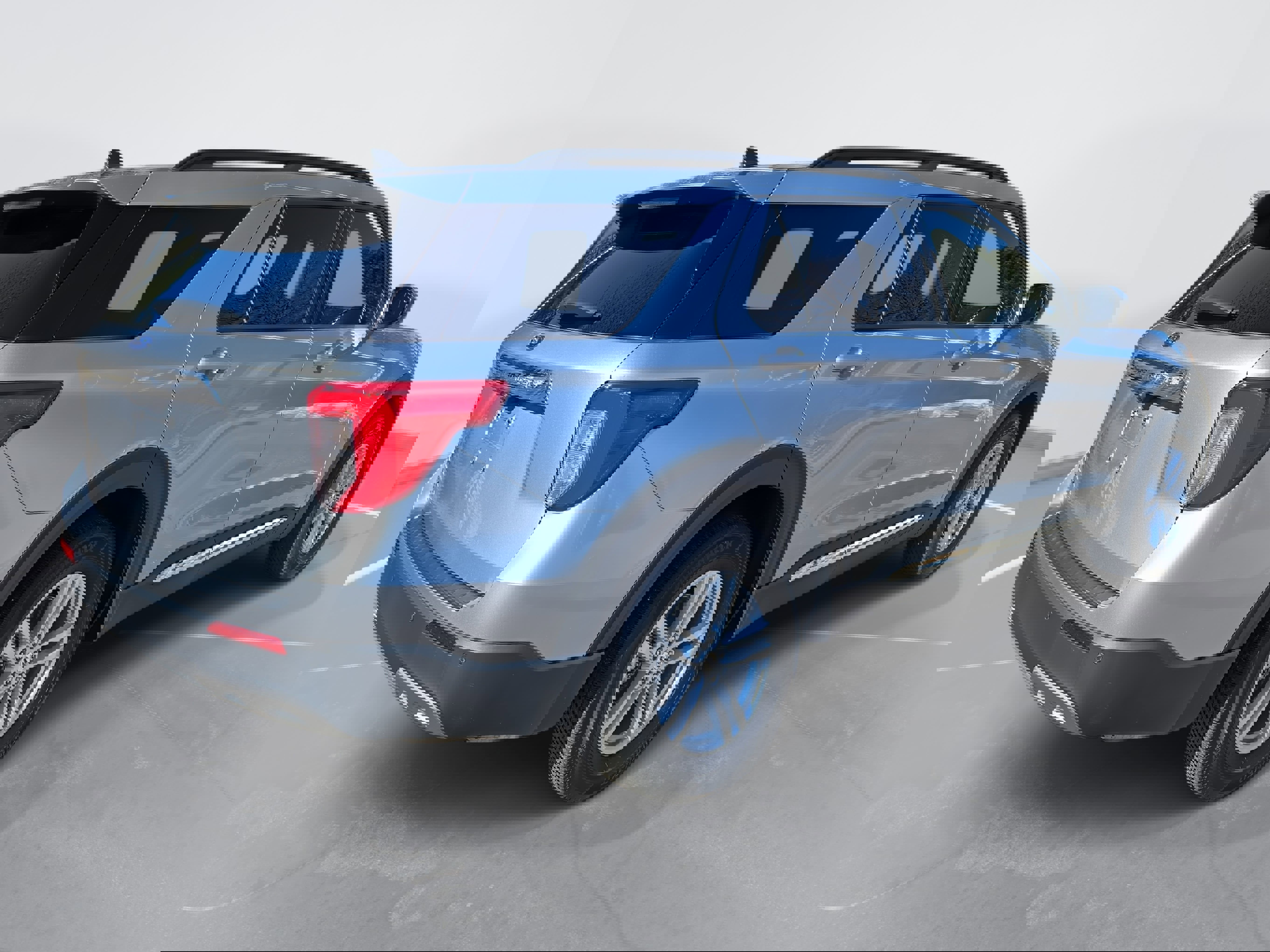 Used 2023 Ford Explorer XLT w/ Equipment Group 202A image 6