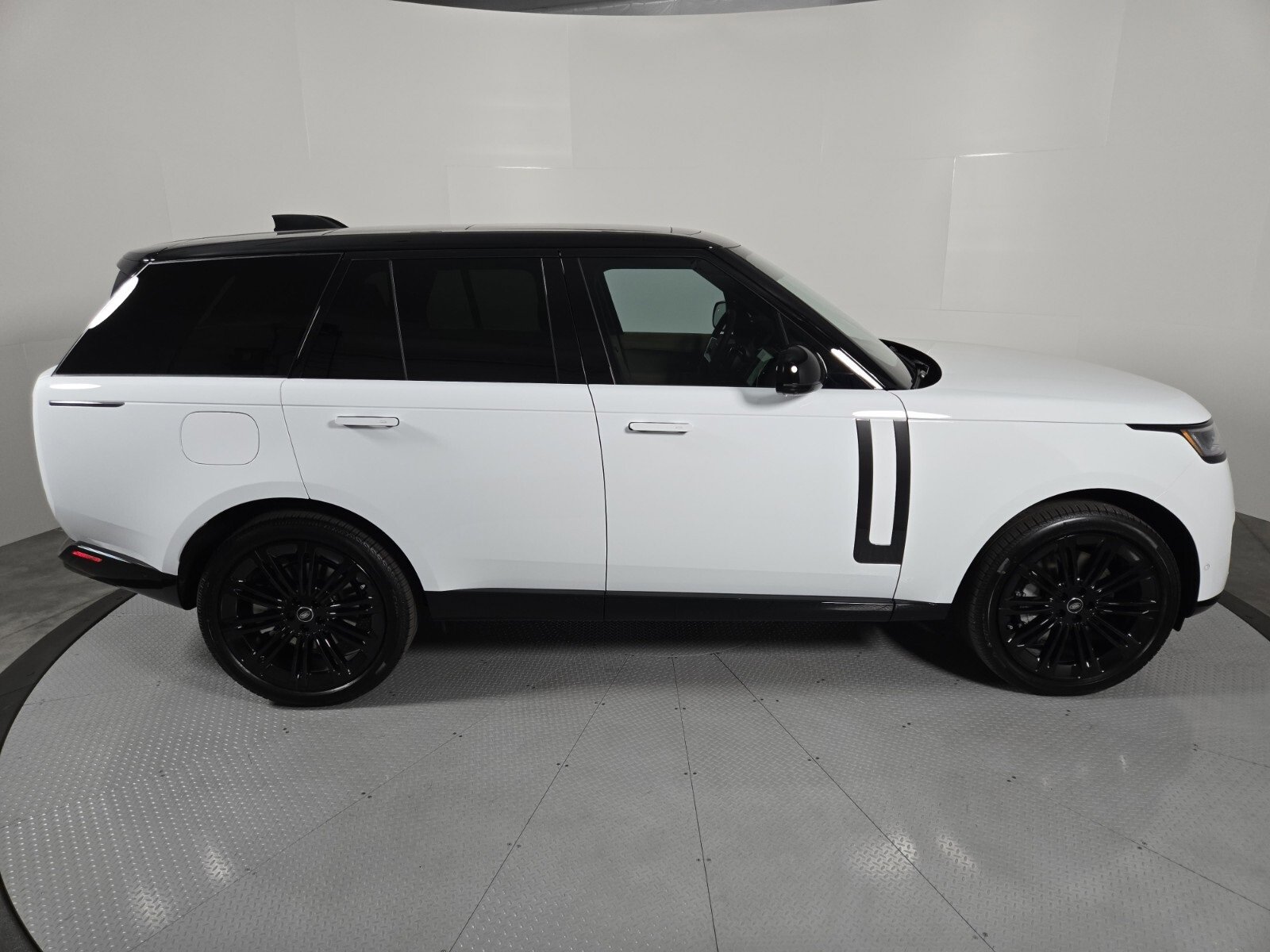 New 2025 Land Rover Range Rover SE image 16