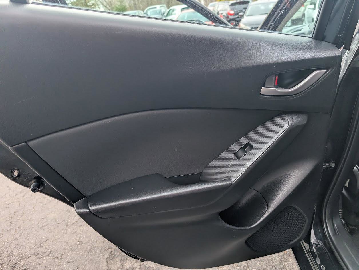 Used 2015 MAZDA MAZDA3 i Sport image 31