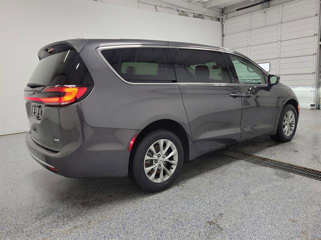 Used 2023 Chrysler Pacifica Touring-L image 3